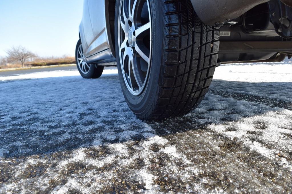 【冬タイヤはいつ交換？】東北のスタッドレスタイヤ交換時期と準備のポイント🚗❄️